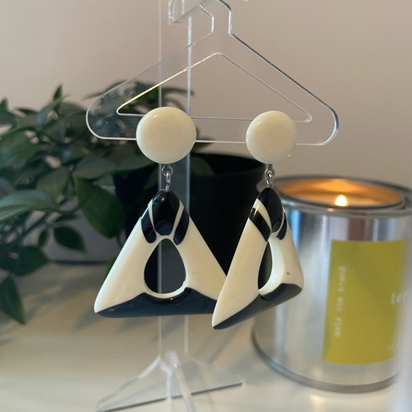 Vintage Jewelry - 🍓Vintage black and white plastic earrings